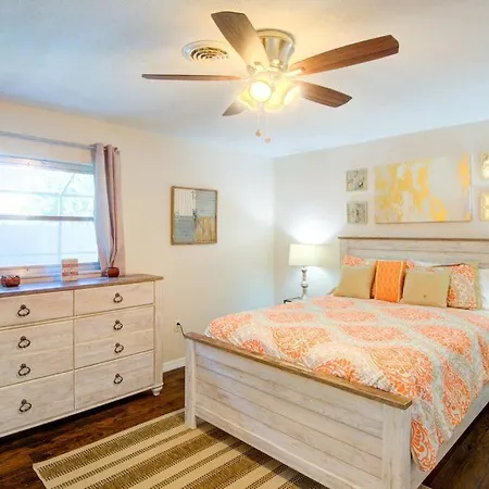 Close To Siesta Key, Shopping, Restaurants & More!